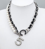 Cargar imagen en el visor de la galería, Collar de cuero y perlas C5