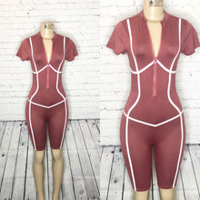 Cargar imagen en el visor de la galería, Mono con todos los elementos alineados