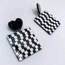 Load image into Gallery viewer, Classic Heart Earrings