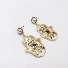 Cargar imagen en el visor de la galería, Pendientes de perla con forma de ojo malvado