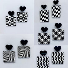 Load image into Gallery viewer, Classic Heart Earrings