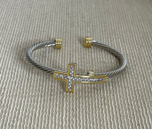 Cargar imagen en el visor de la galería, Pulsera de cable con circonitas cúbicas