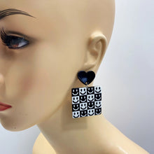 Load image into Gallery viewer, Classic Heart Earrings