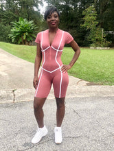 Cargar imagen en el visor de la galería, Mono con todos los elementos alineados