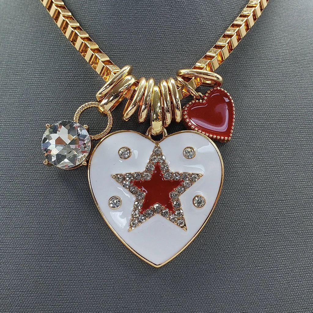Collar con dije de corazones caprichosos