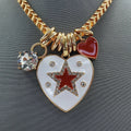 Collar con dije de corazones caprichosos